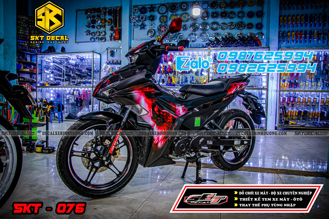 tem trùm xe exciter 155 đen đỏ sói đêm