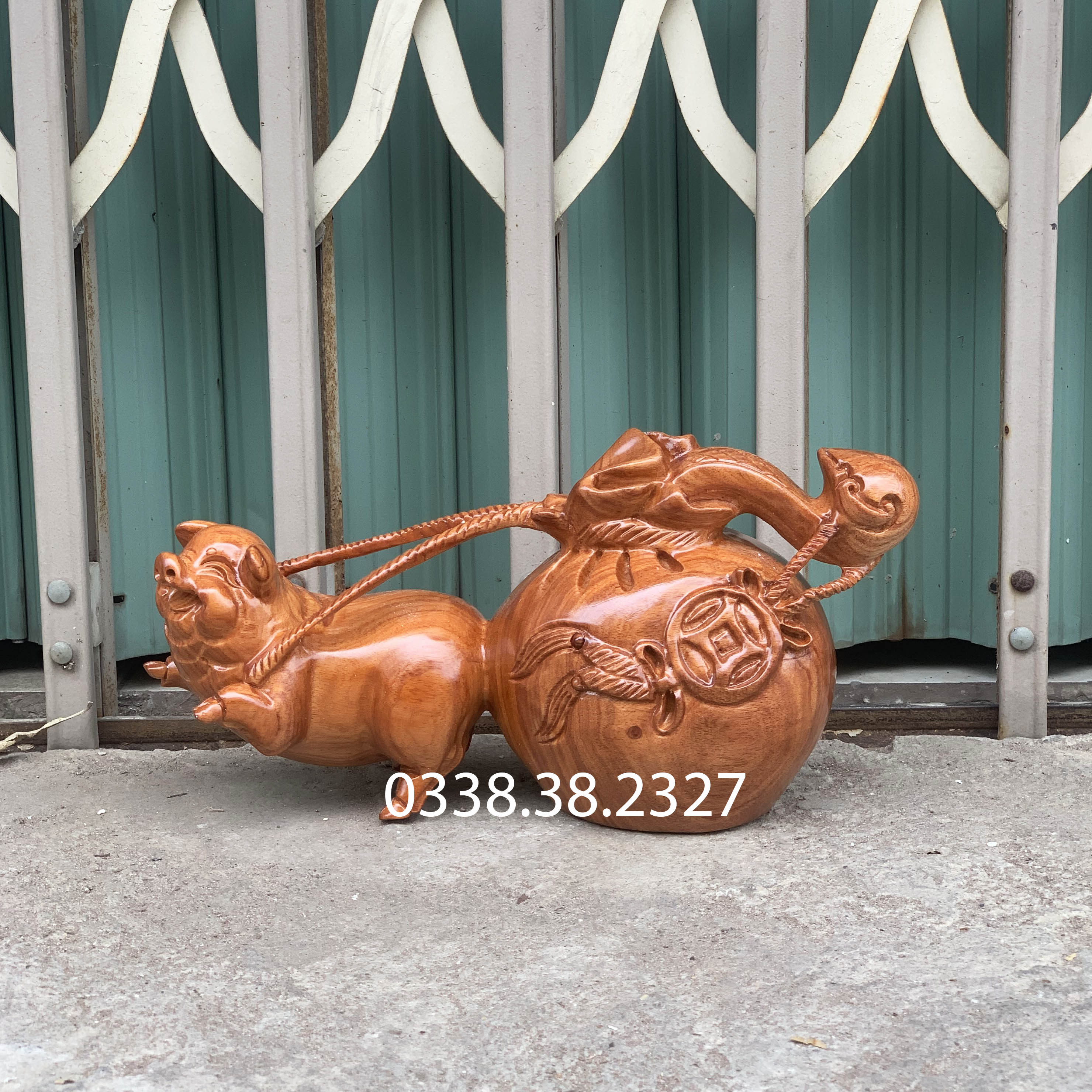 Tượng heo kéo bao dài 20cm và 30cm chất liệu gỗ hương nguyên khối
