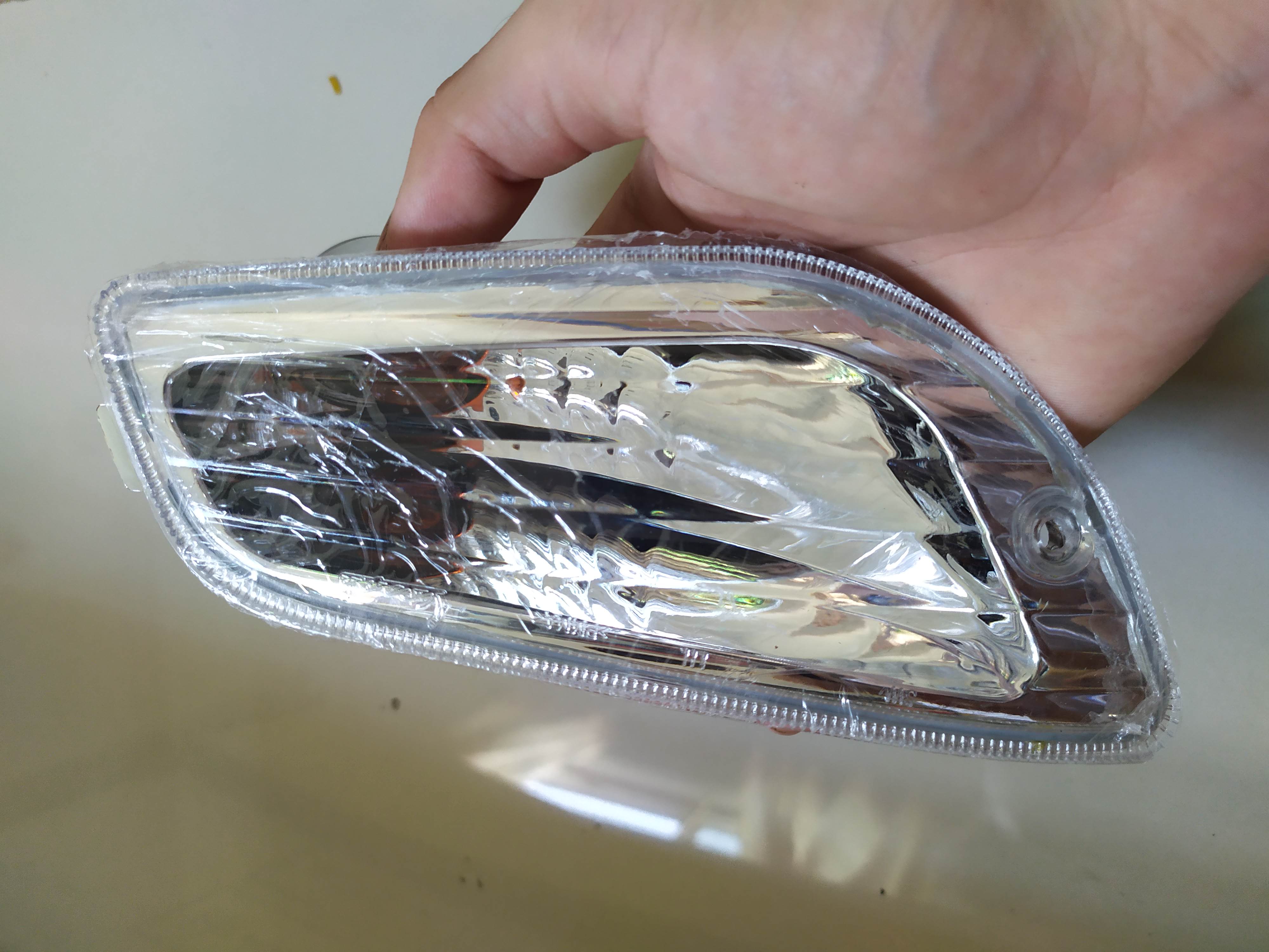 Xi nhan trước xe vespa Lx
