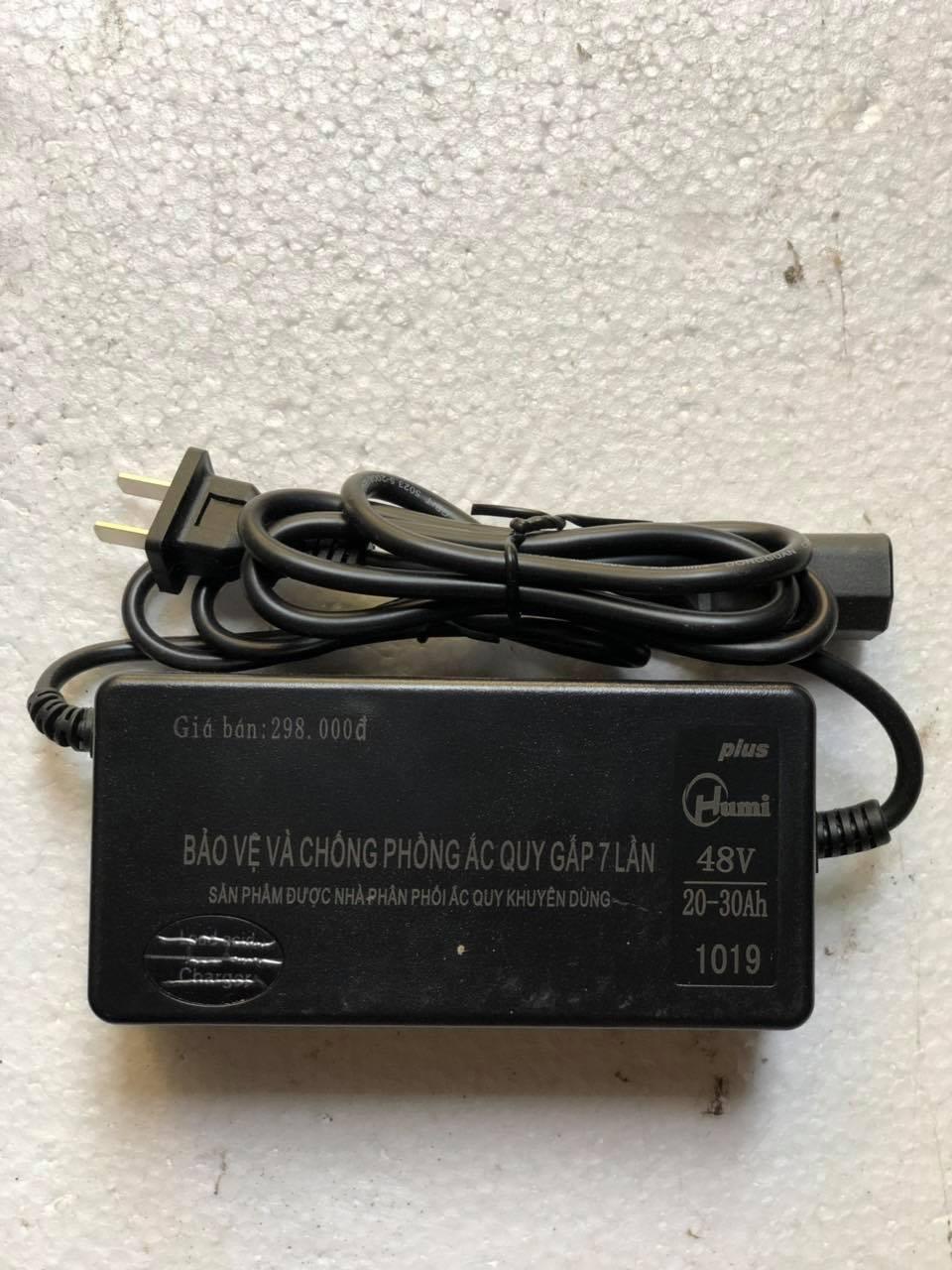 Sạc xe điện Humi 48V-20AH, chân chụp.