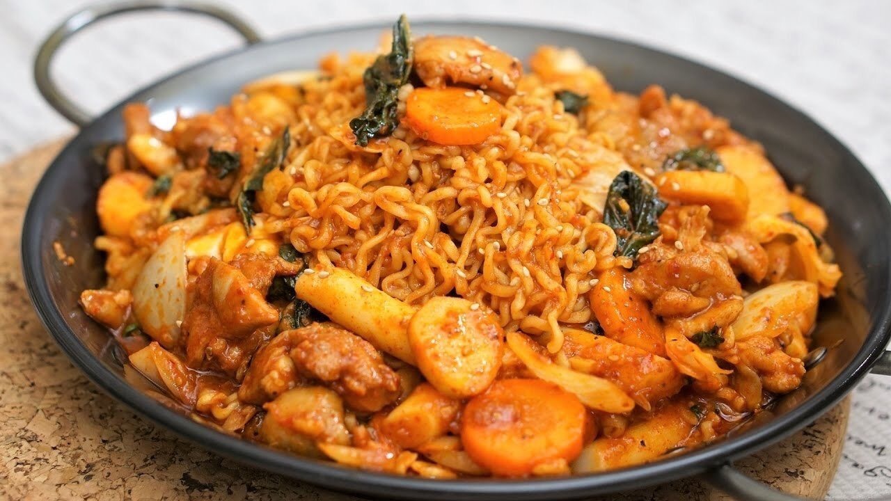 Combo 6 món bánh gạo truyền thống siêu hot ( 500g bánh gạo thỏi, sốt, bột ớt, mì, phô mai mozzarella, kimchi)