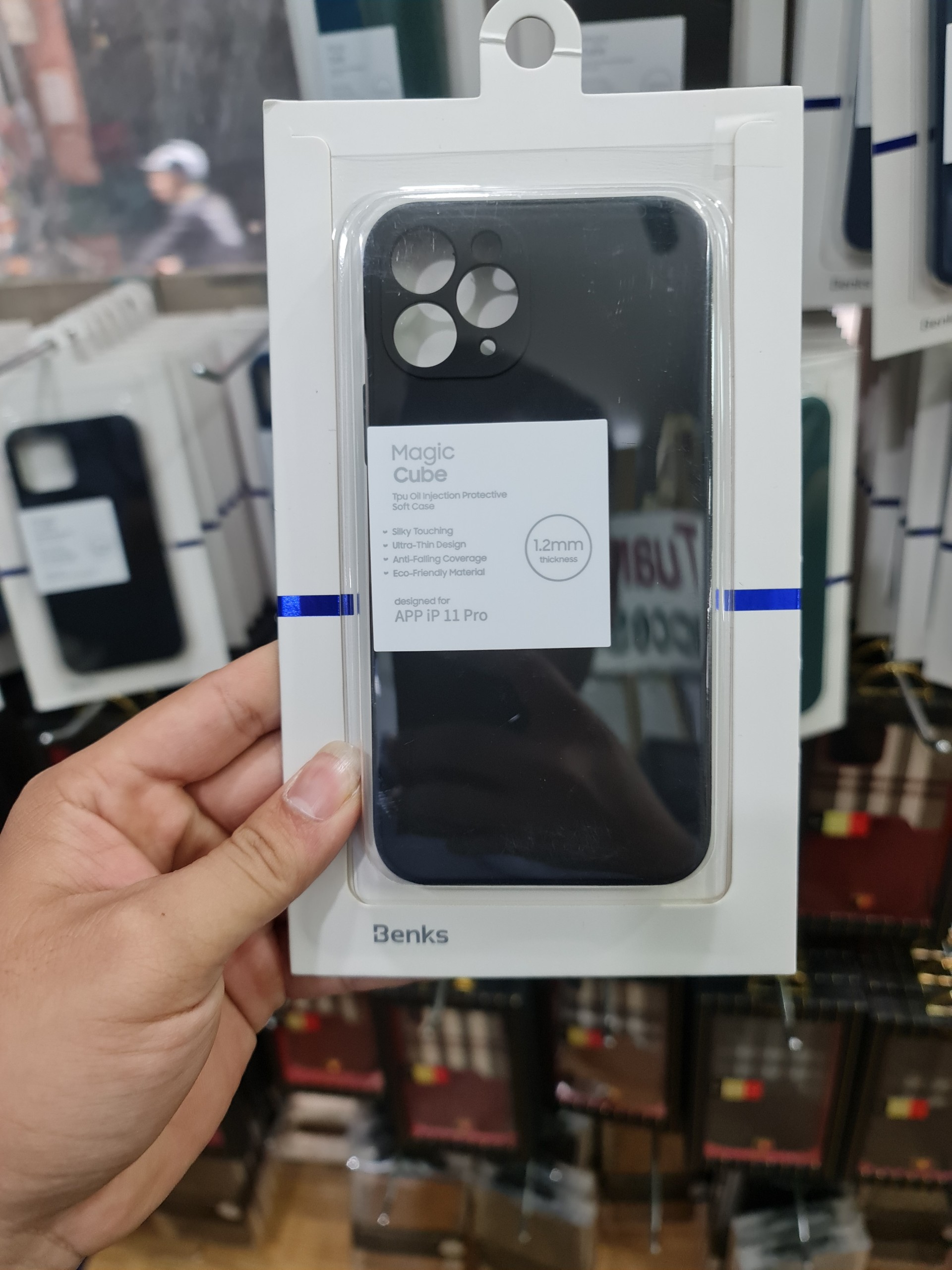 Ốp lưng Iphone 11 viền vuông hiệu Benks Magic Cube cao cấp-màu đen