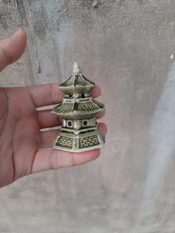 Phụ kiện trang trí bể cá: tháp bé