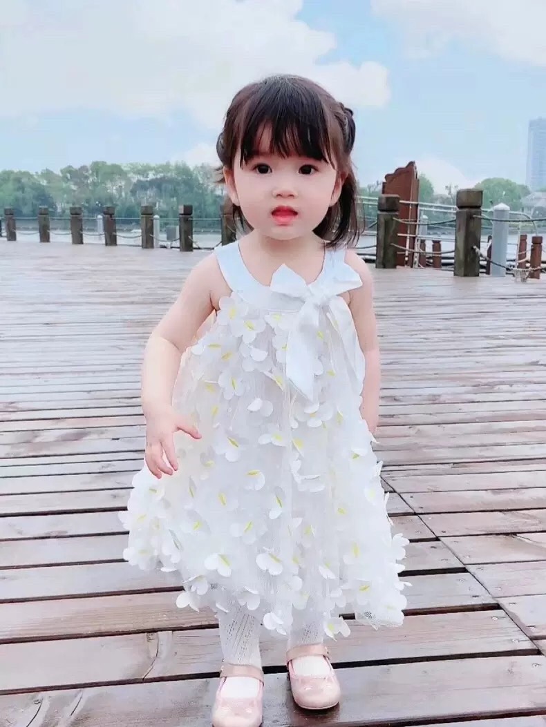 Đầm hoa trắng 3D cho bé gái