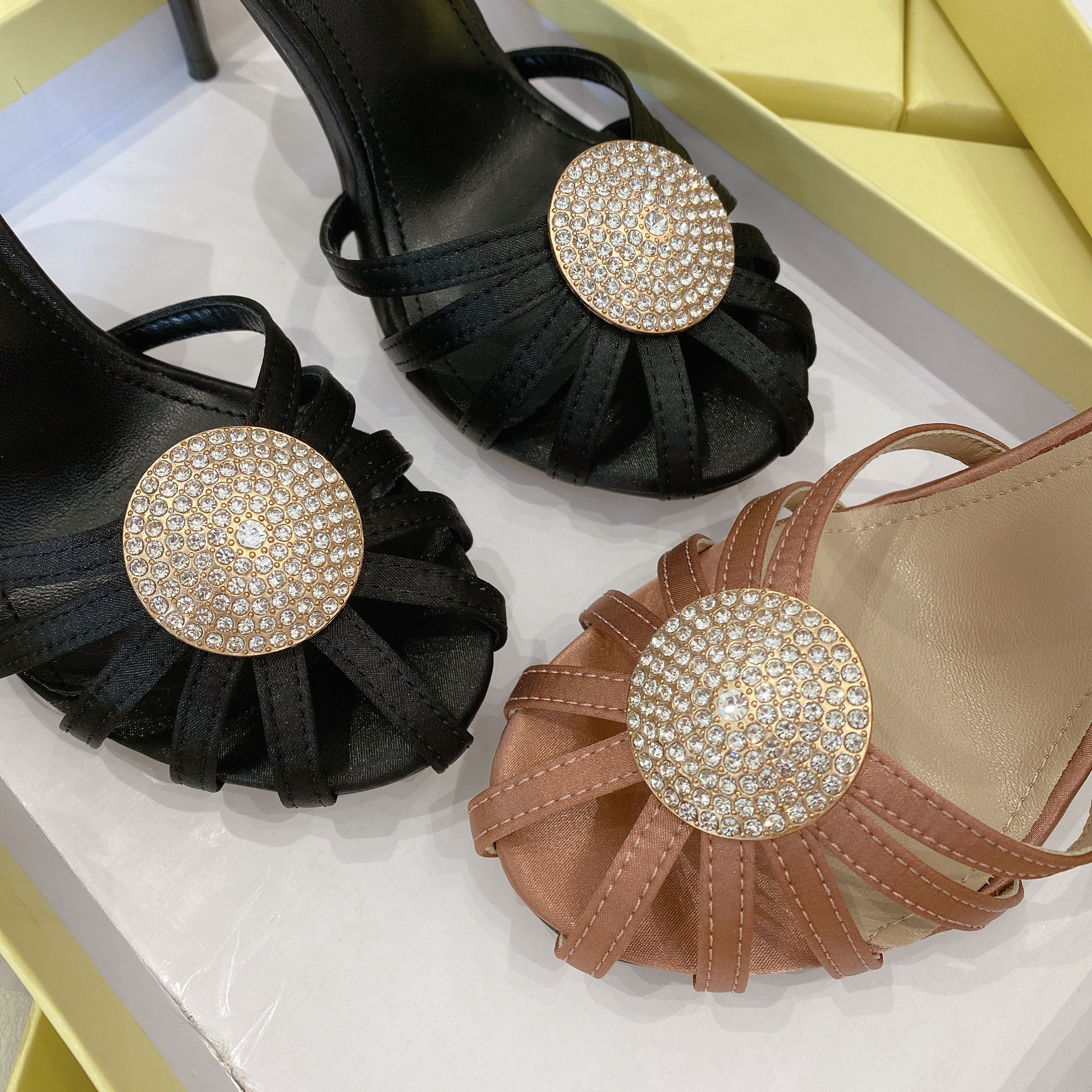 Giày sandal cao gót dây mũi tròn đính tag đá