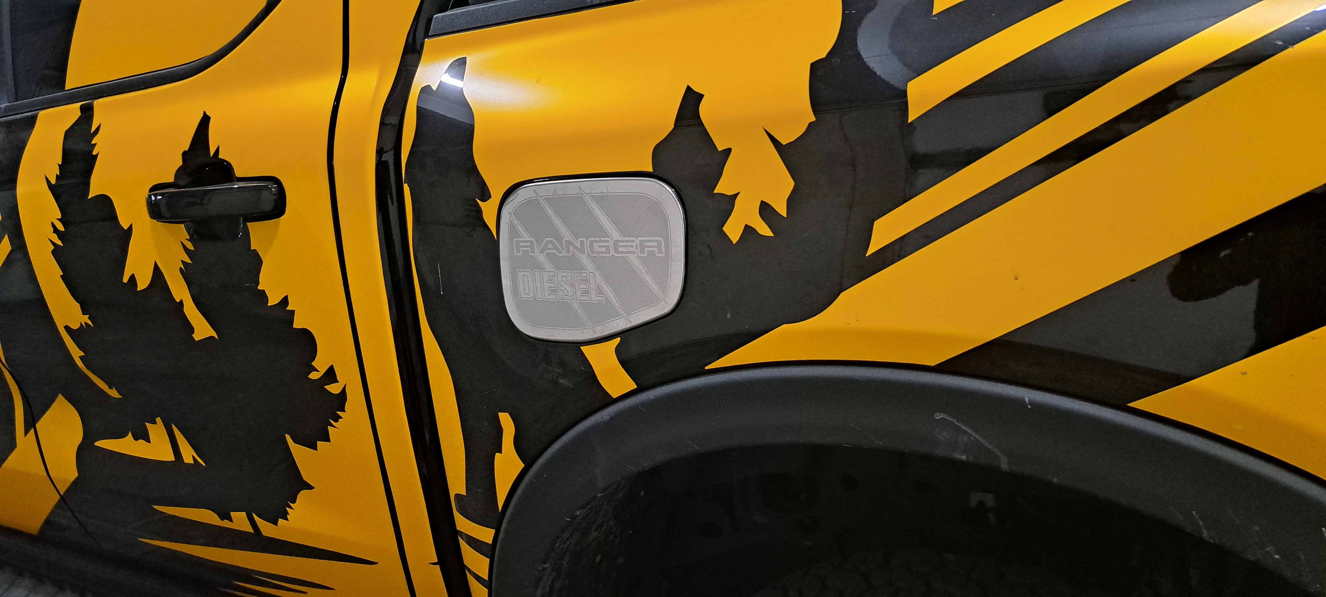 Ốp INOX nắp bình xăng FORD Ranger 2023
