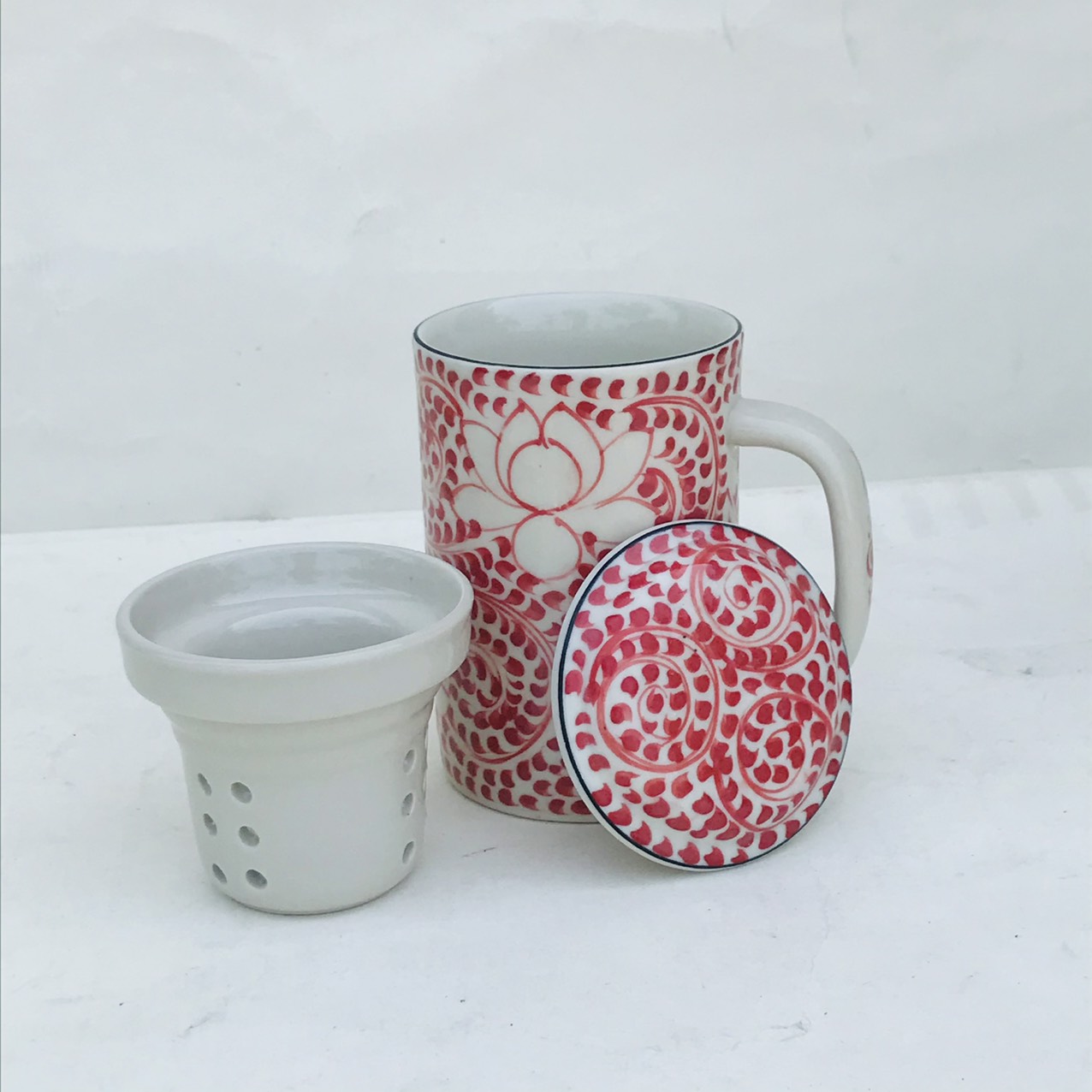 01 Ly Kèm Lọc Trà Trà Có Nắp đậy và Có Quai Cầm Làm Từ Sứ Tráng Men Vẽ Họa Tiết cách Điệu Sang Trọng Kích Thước D8*H12cm Gốm Sứ Bát Tràng Xuất Khẩu, Quà Tặng Dành Cho Khách Quốc Tế, Cha Mẹ, Nhà Mới