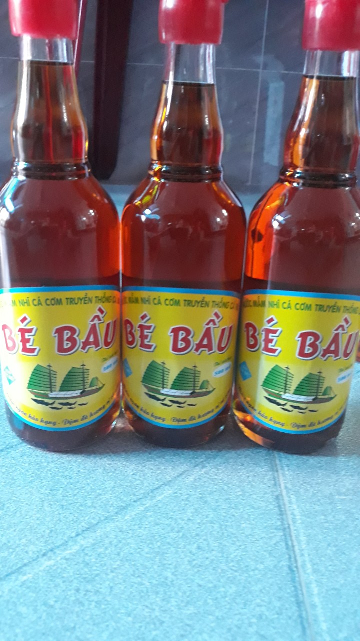 NƯỚC MẮM NHỈ CÁ CƠM BÉ BẦU LOẠI ĐẶC BIỆT, NGON NHẤT( 1 THÙNG 6 CHAI THUỶ TINH LOẠI 500ML)