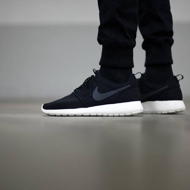 Nike giày chạy bộ Nike Roshe Run 511881-010