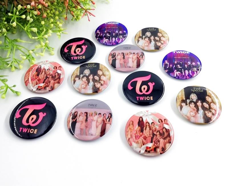 Set 2 huy hiệu Twice mẫu khác nhau