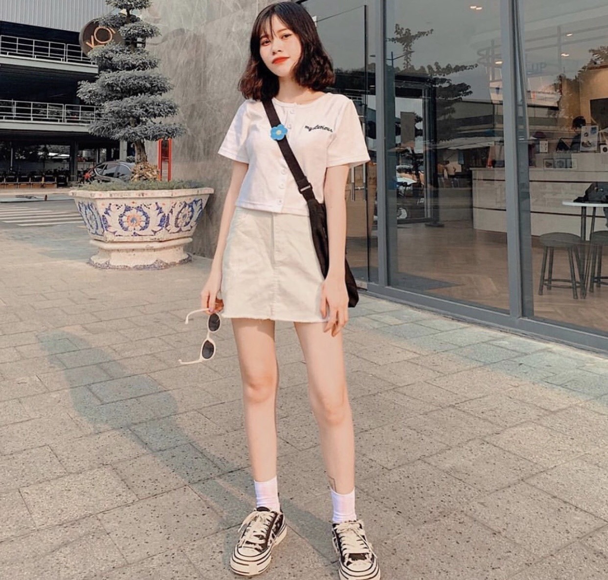 croptop gân gài nút thêu chữ