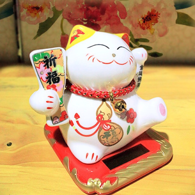 Mèo thần tài vẫy tay bằng sứ cao 10cm chạy năng lượng