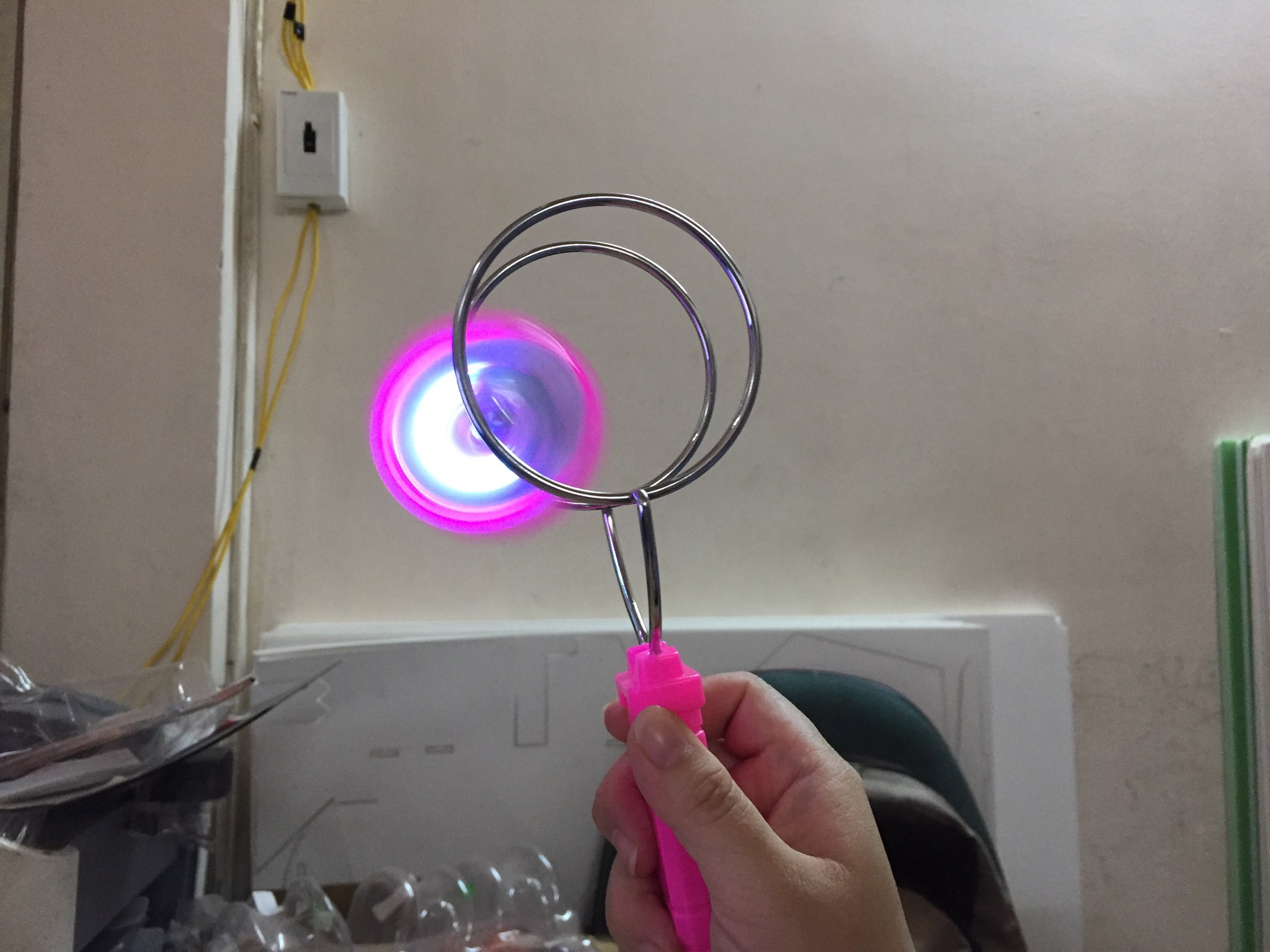 Con quay từ tính phát sáng đẹp mắt