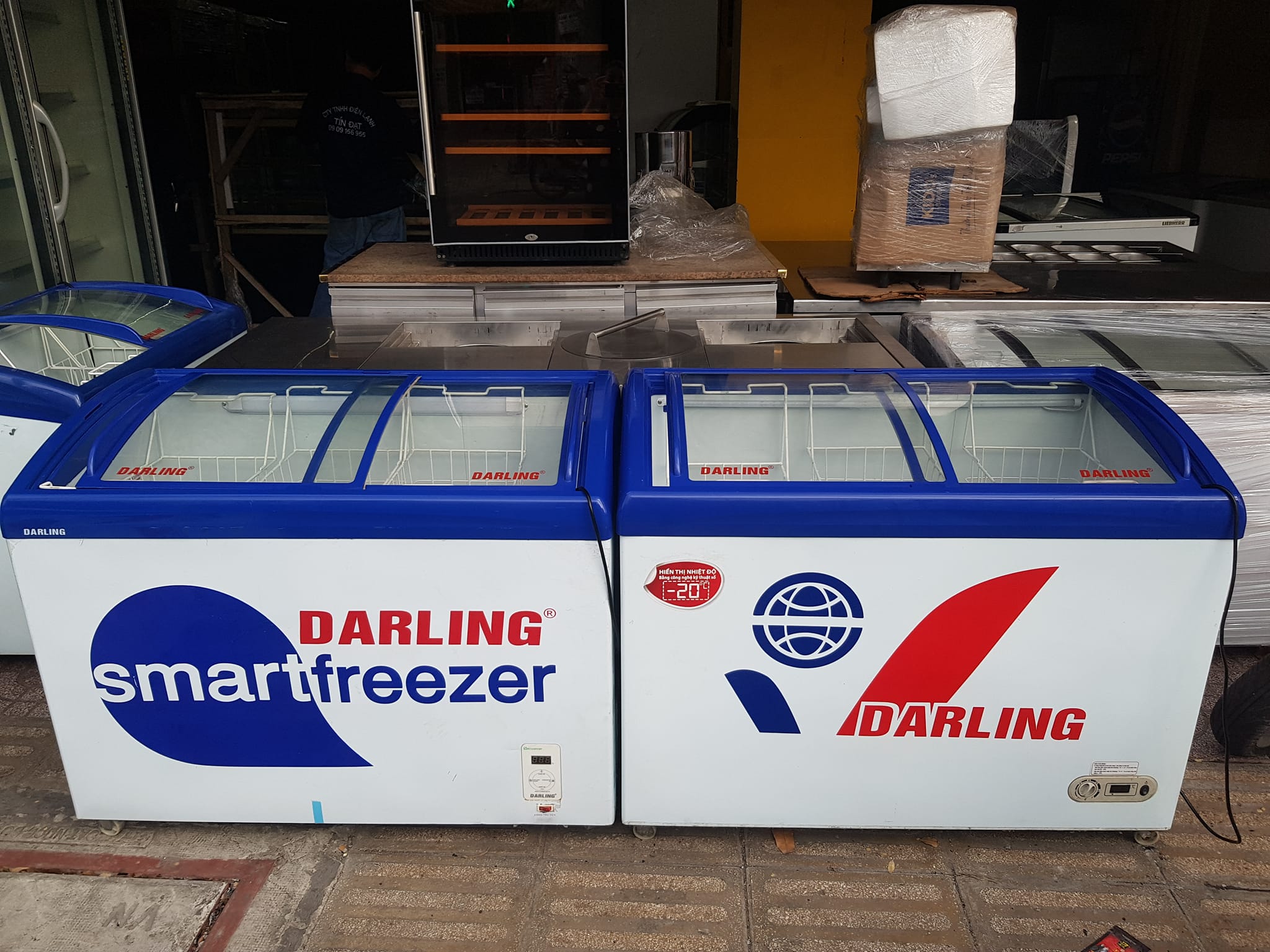 Tủ đông mặt kính lùa hiệu darling dung tích 300l mới 96%