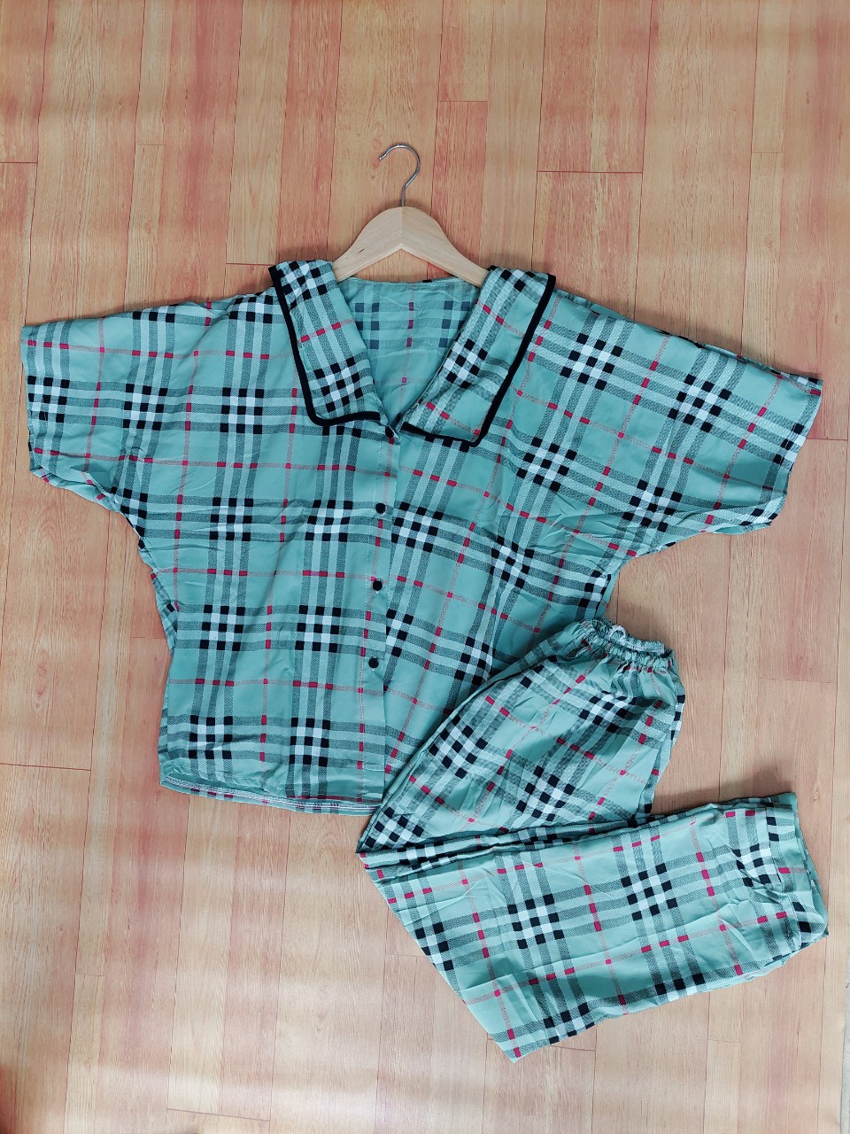 Đồ bộ pijama tay ngắn vải lụa hàn mẫu caro mềm mại freesize dưới 58kg