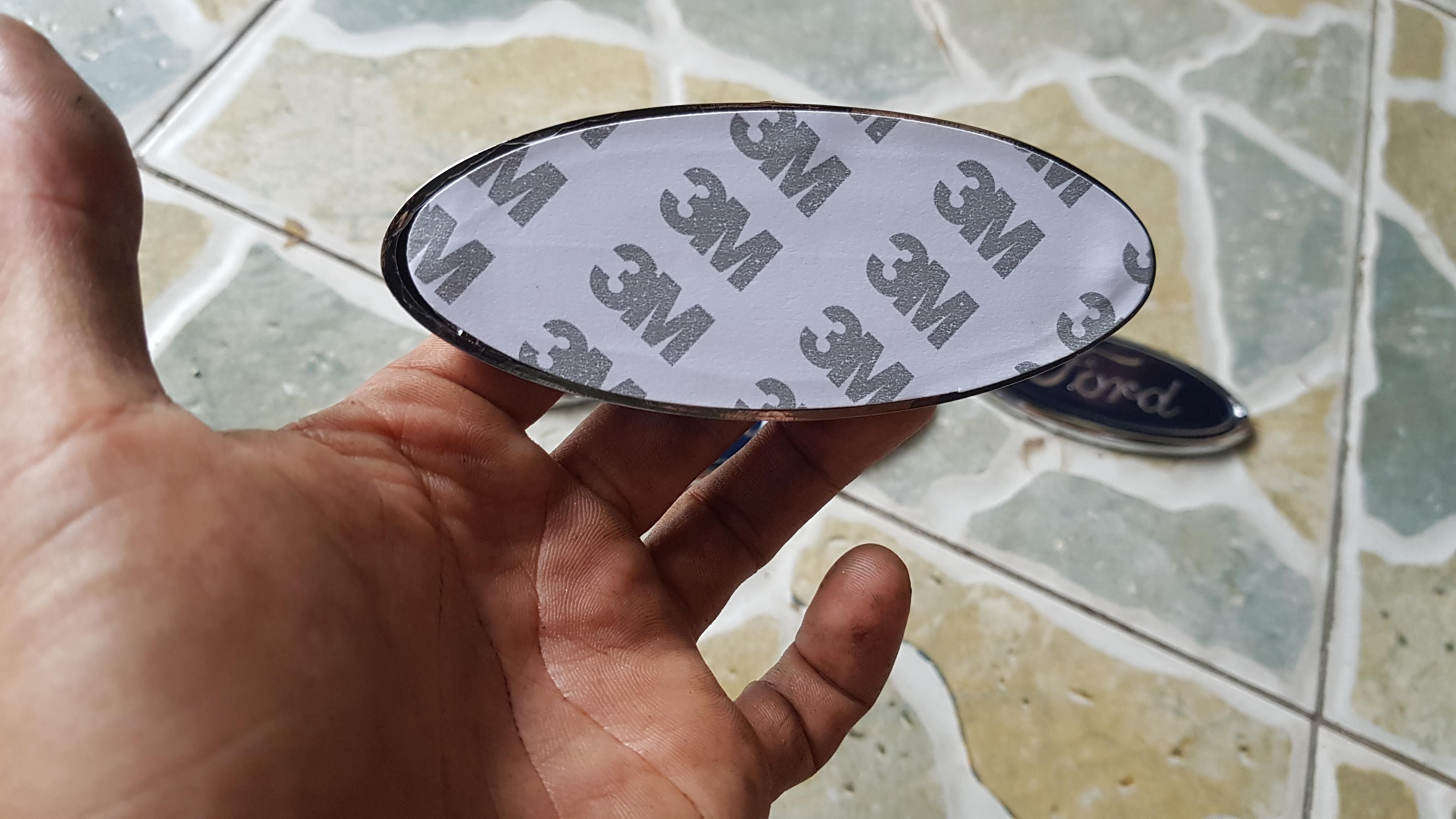 LOGO cốp sau ford laser