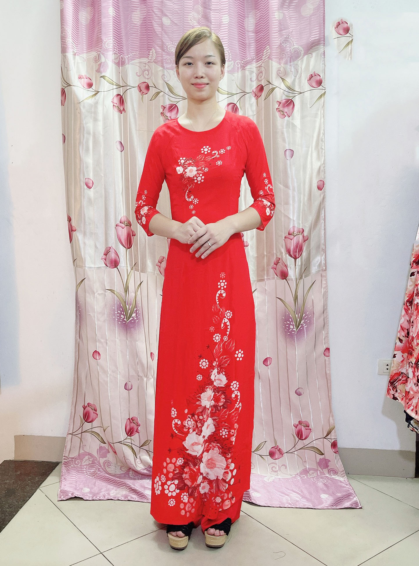 ÁO DÀI NỮ TRUYỀN THỐNG MÀU ĐỎ IN HOA NHÍ 3D MAY SẴN TRUNG NIỀN MẶC LỄ TẾT KÈM QUẦN