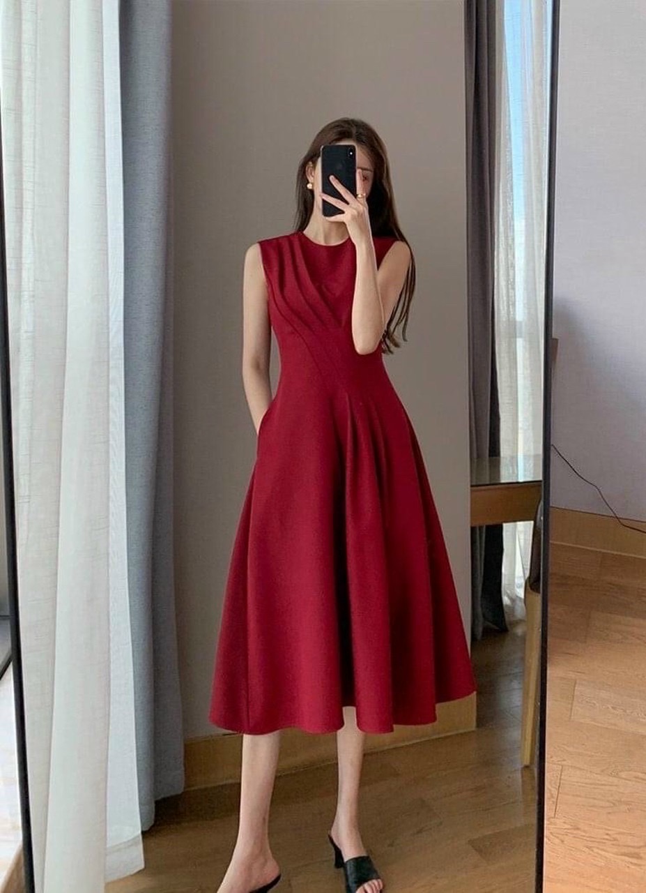 Đầm đỏ cổ tròn xếp li xéo