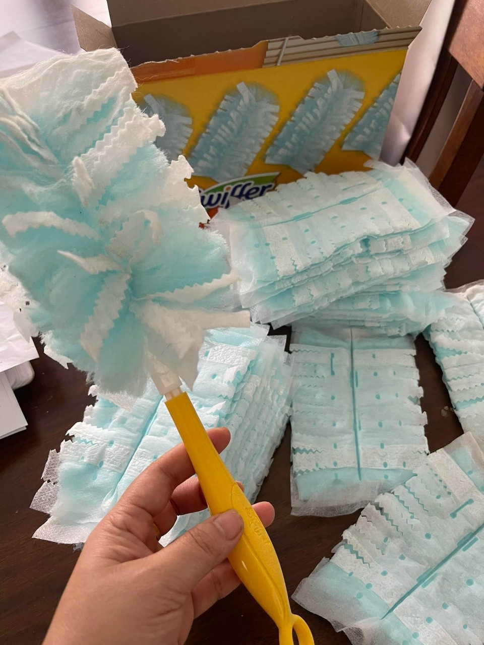 BỘ DỤNG CỤ QUÉT BỤI SWIFFER DUSTER DUSTING KIT (1 tay cầm - 28 đầu)