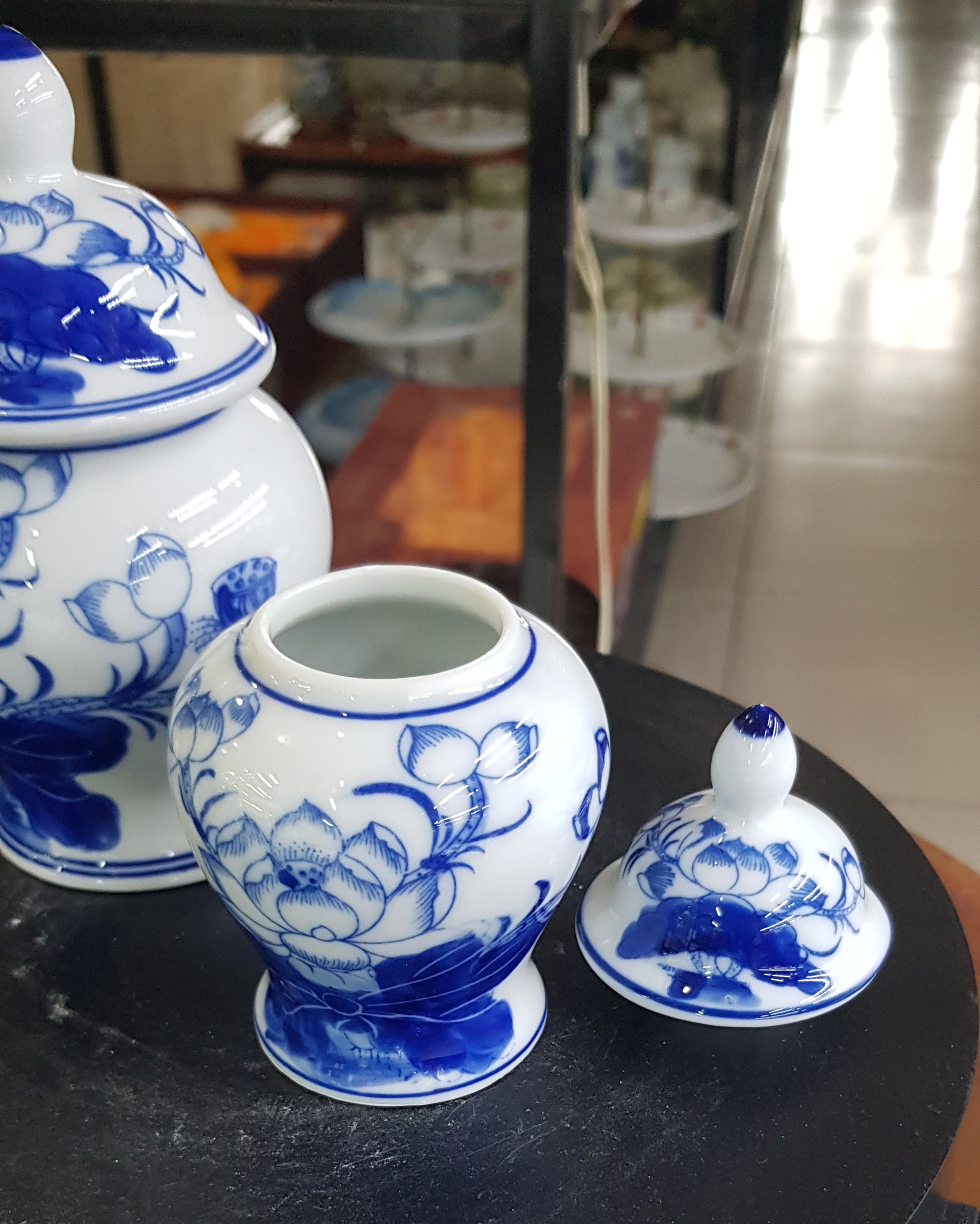 Chéo thờ vẽ sen men lam xanh sứ bát tràng