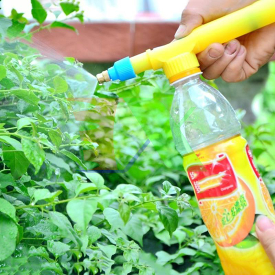 Đầu xịt tưới nước gắn vào chai nước