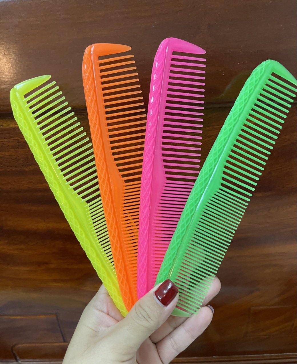 Lược Nhựa Chải Tóc 2 Răng Tiện Dụng (Màu ngẫu nhiên)