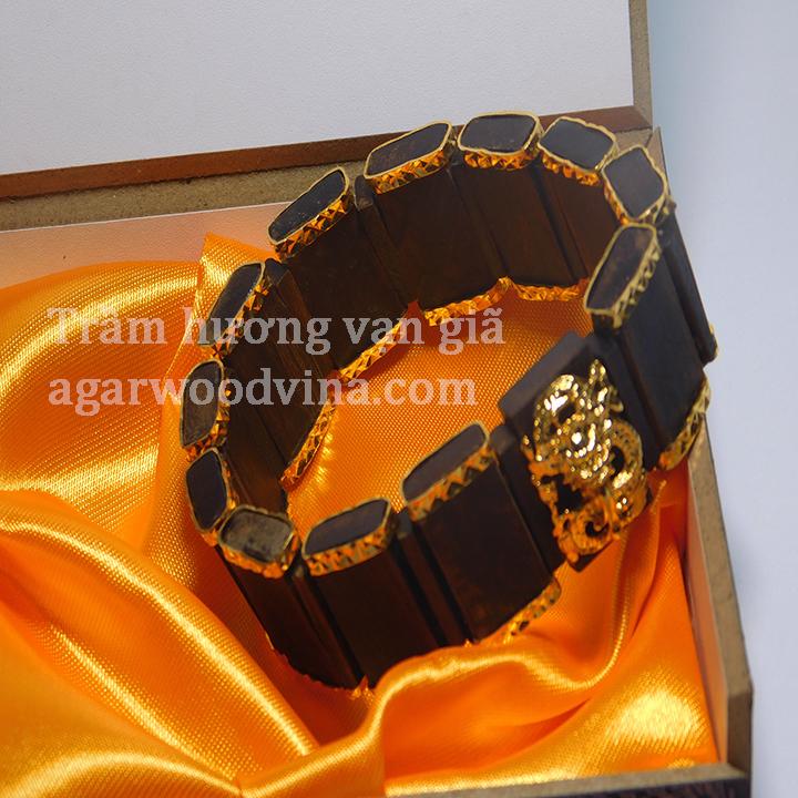 vòng tay trầm hương bọc vàng
