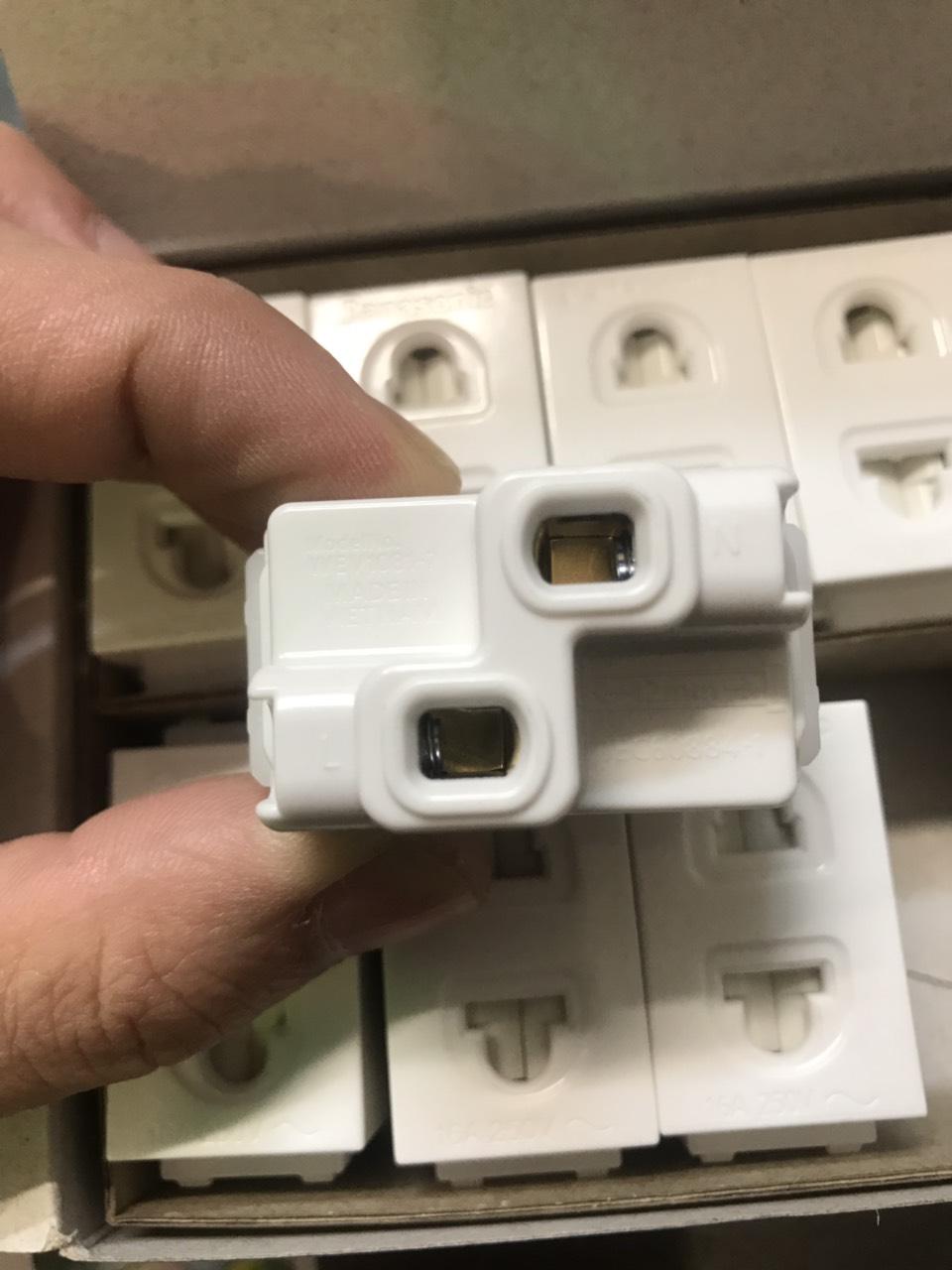 Hạt Ổ Wide Panasonic WEV 1081-7SW
