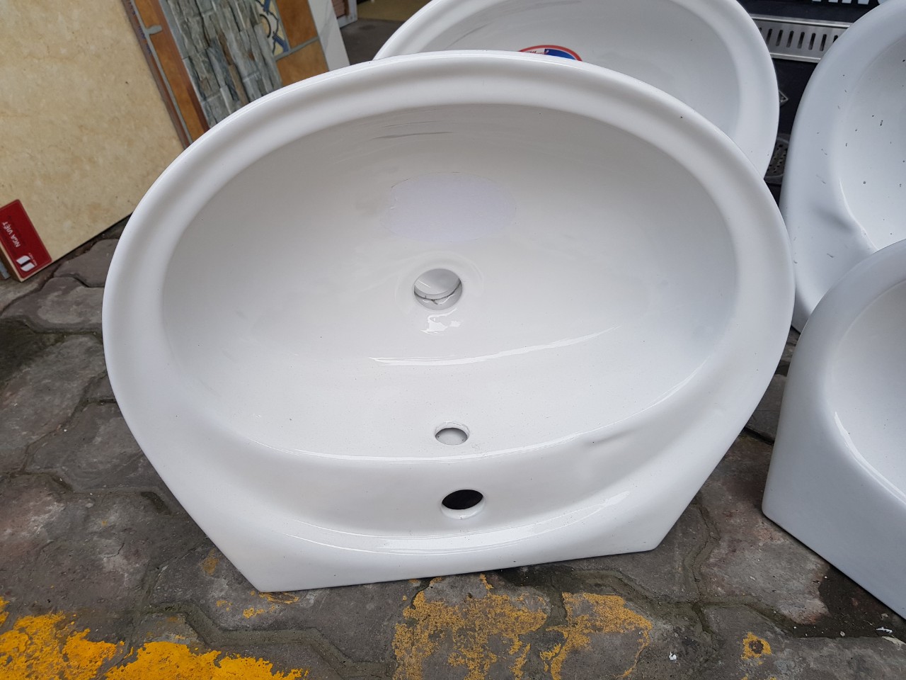 Chậu LAVABO treo tường 1 lỗ và 3 lỗ (hình ảnh thật) + xifong thoát nước