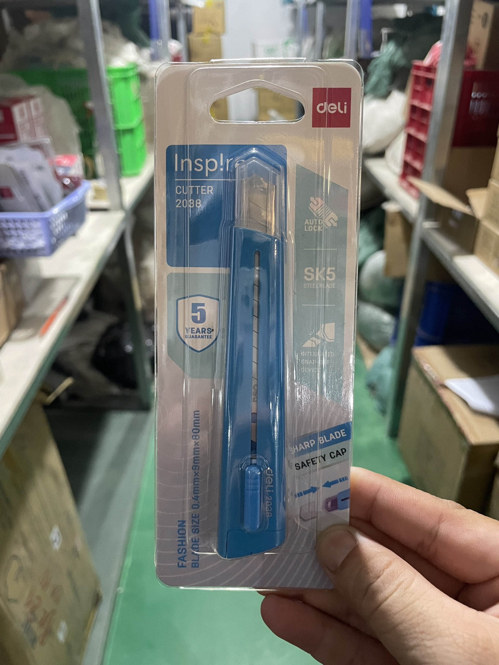 (1 Cây) Dao Rọc Giấy Có Nắp Đậy Deli - E2038