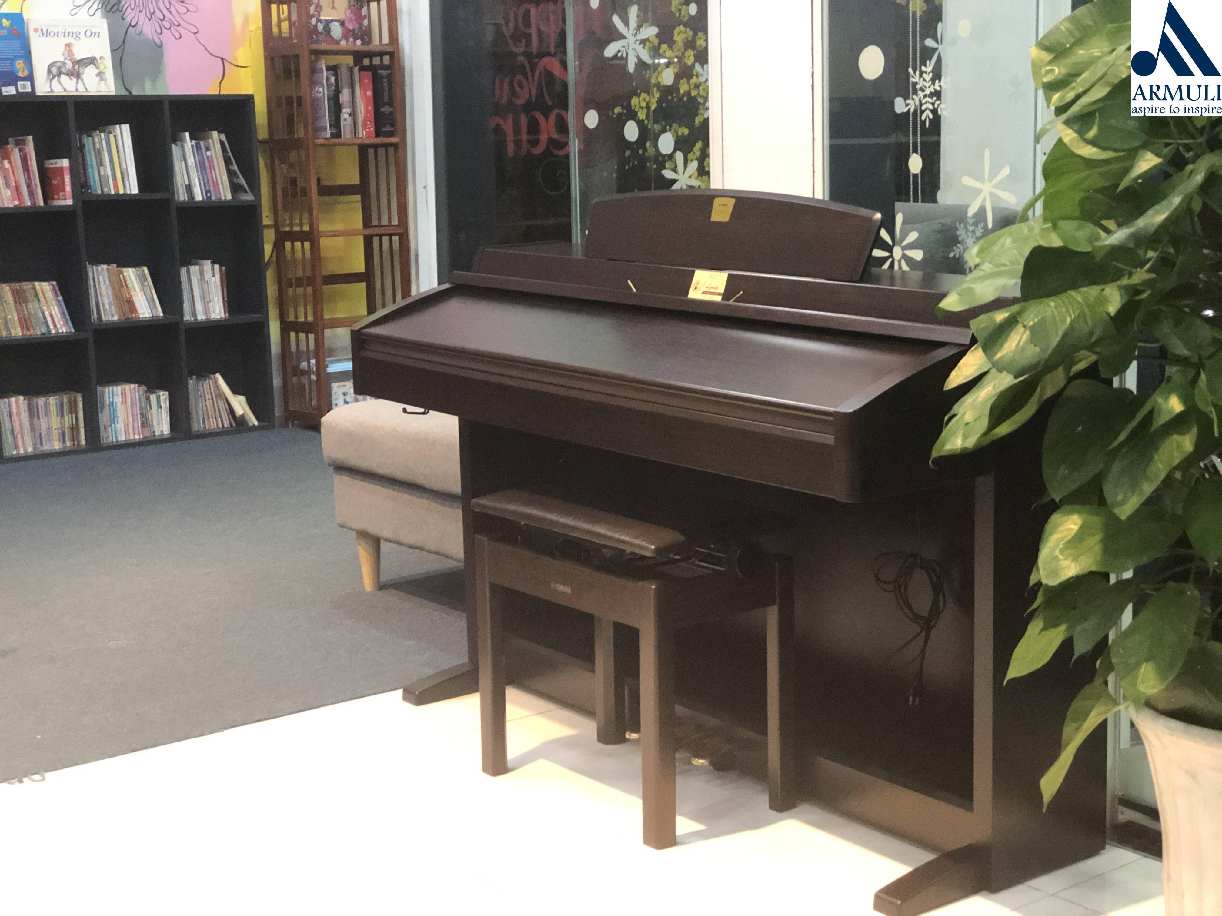 Đàn Piano Điện Yamaha CLP-240R.