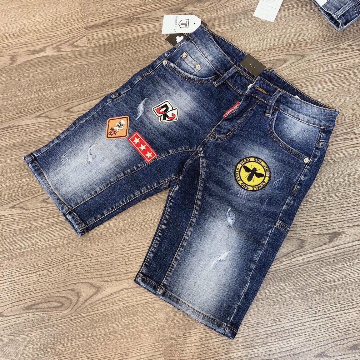 [HCM]QUẦN SHORT JEAN NAM MÀU XANH ĐẬM PHỐI LOGO CỰC CÁ TÍNH CHẤT BÒ CO GIÃN THỜI TRANG TRẺ TRUNG NĂNG ĐỘNG  THỎ TÂY SHOP94 DV002