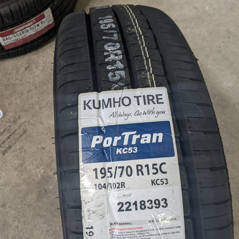 Lốp ô tô tải nhẹ 195/70r15c kumho 8pr kc53