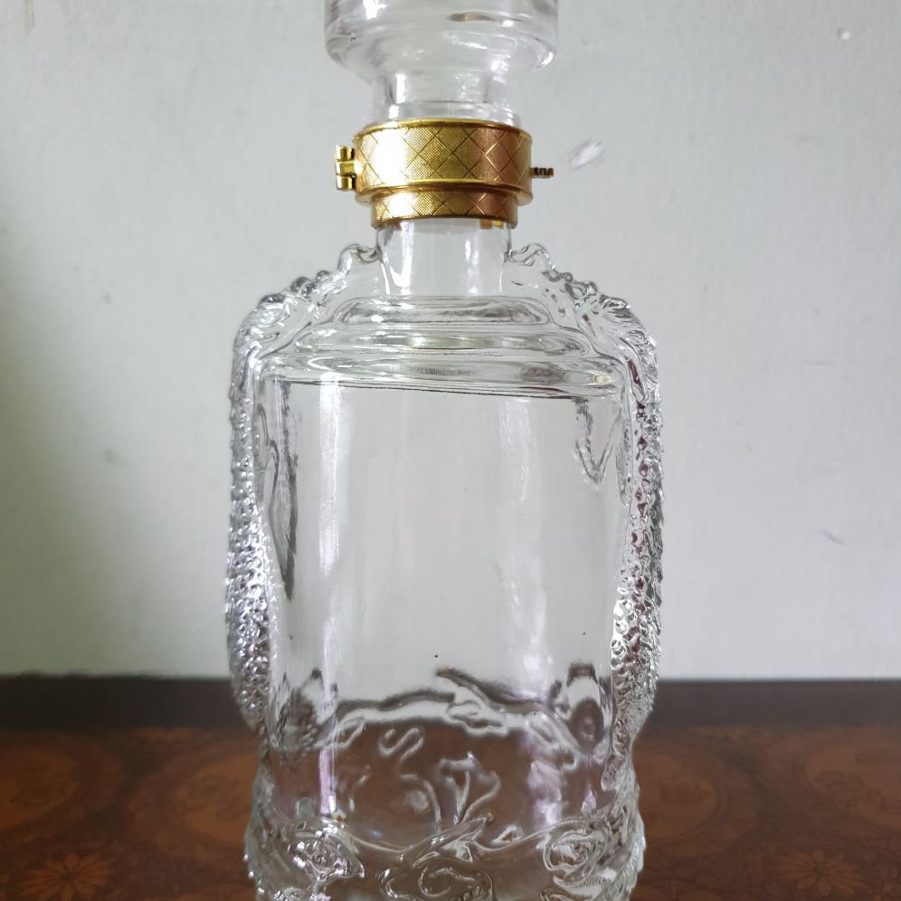 chai thủy tinh đựng rượu