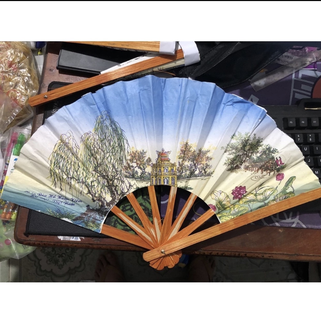 Quạt tranh giấy cầm tay họa tiết