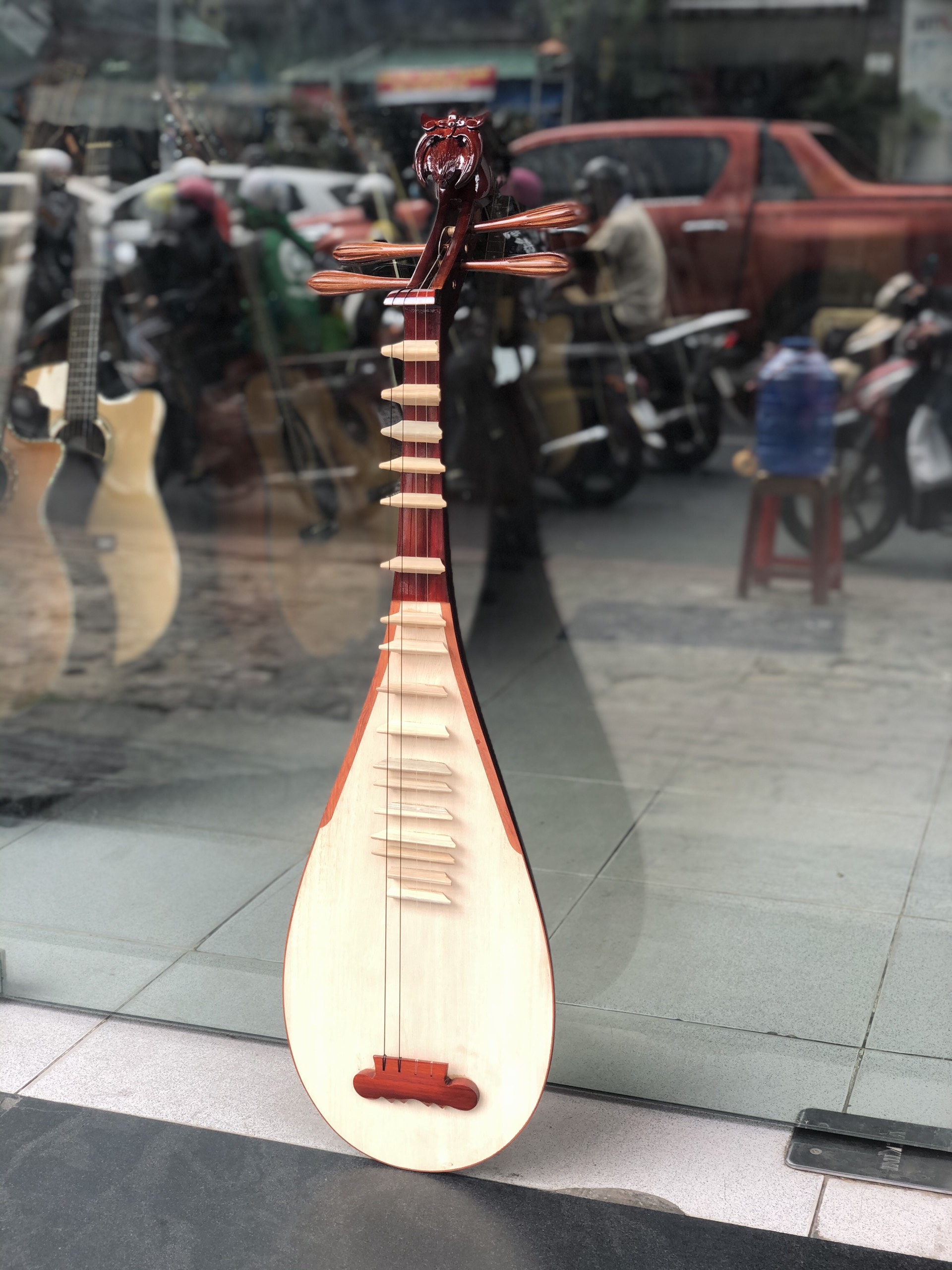 Đàn tỳ bà Việt Nam khảm trai (Cây)