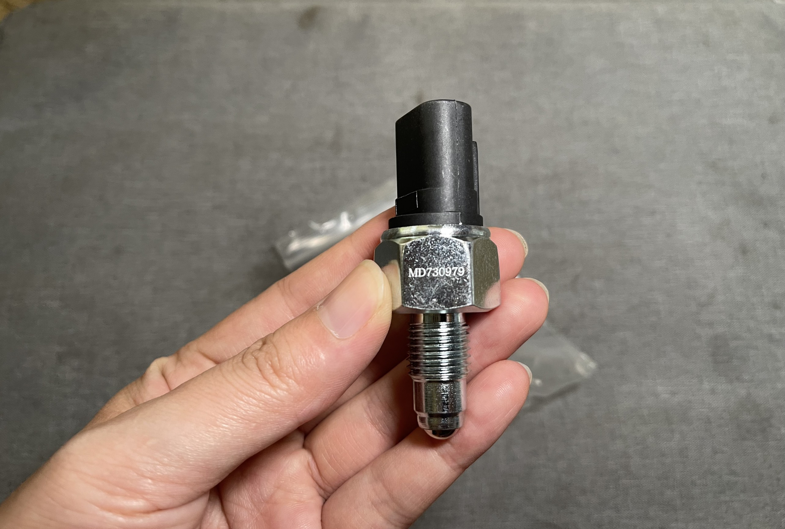 Công tắc báo lùi mitsubishi-xpander