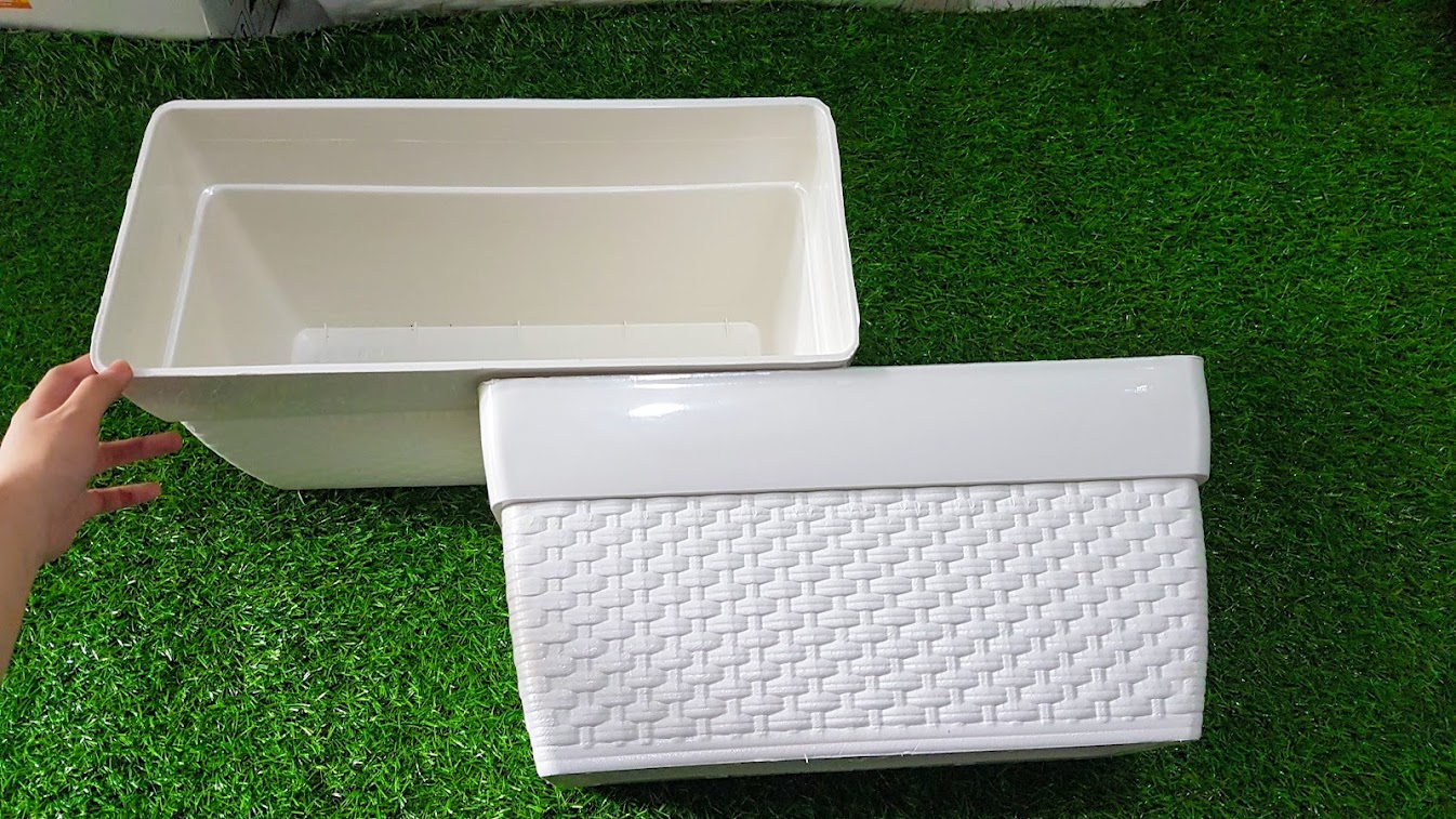Chậu nhựa đan mây chữ nhật.