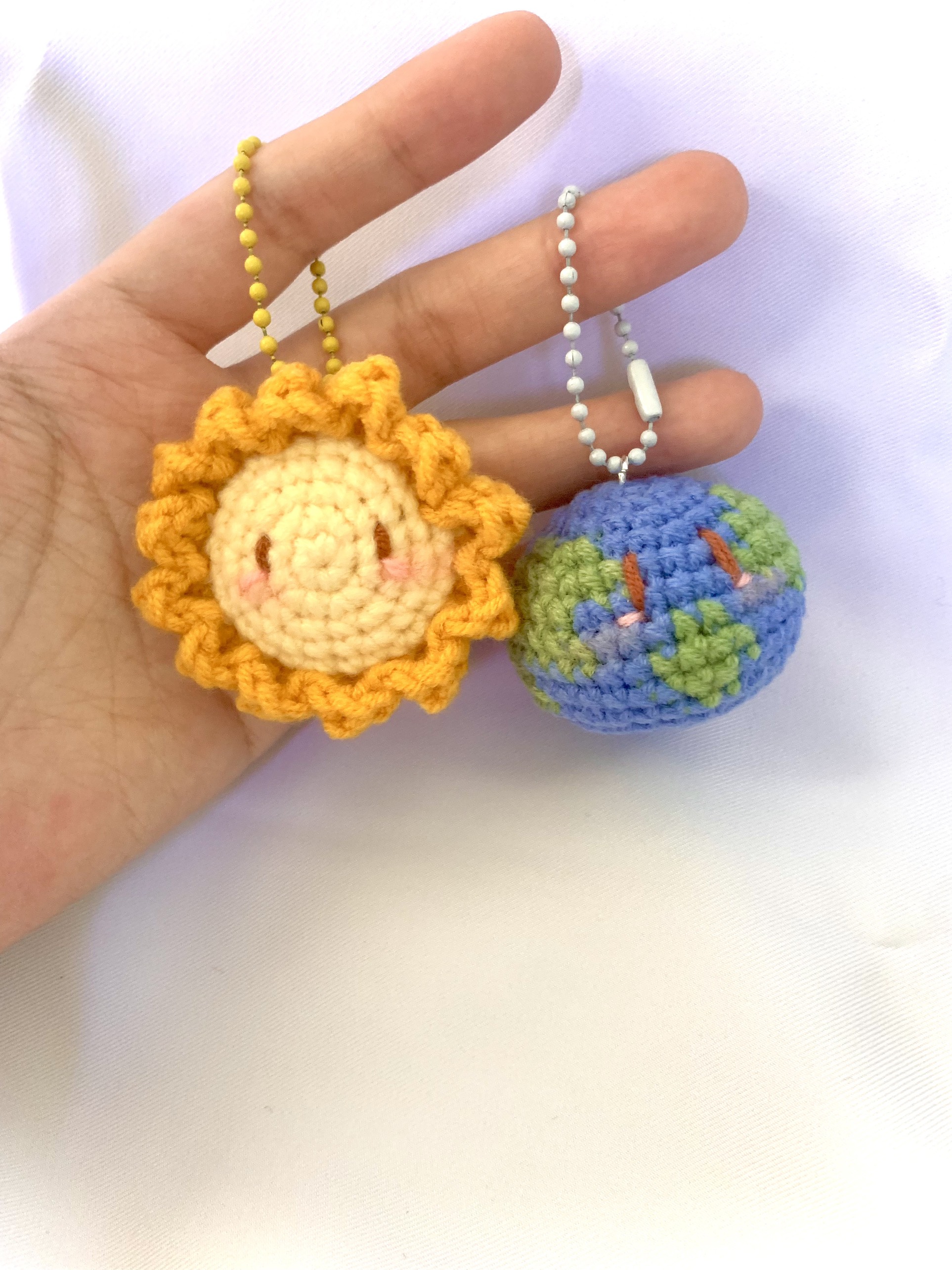 Móc khóa cặp đôi Trái Đất và Mặt trời bằng len handmade Cute