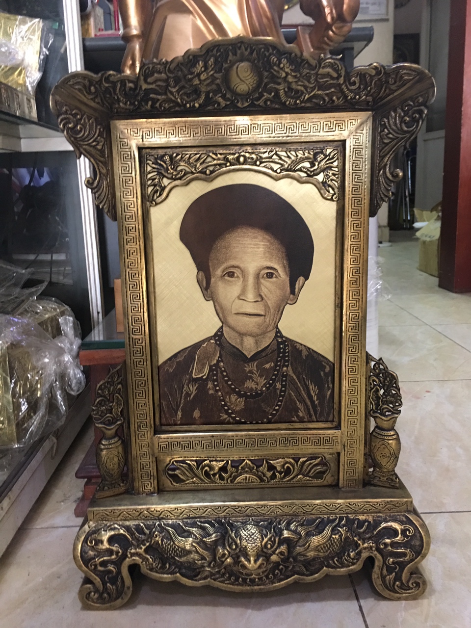 Khung ảnh thờ bằng đồng hun