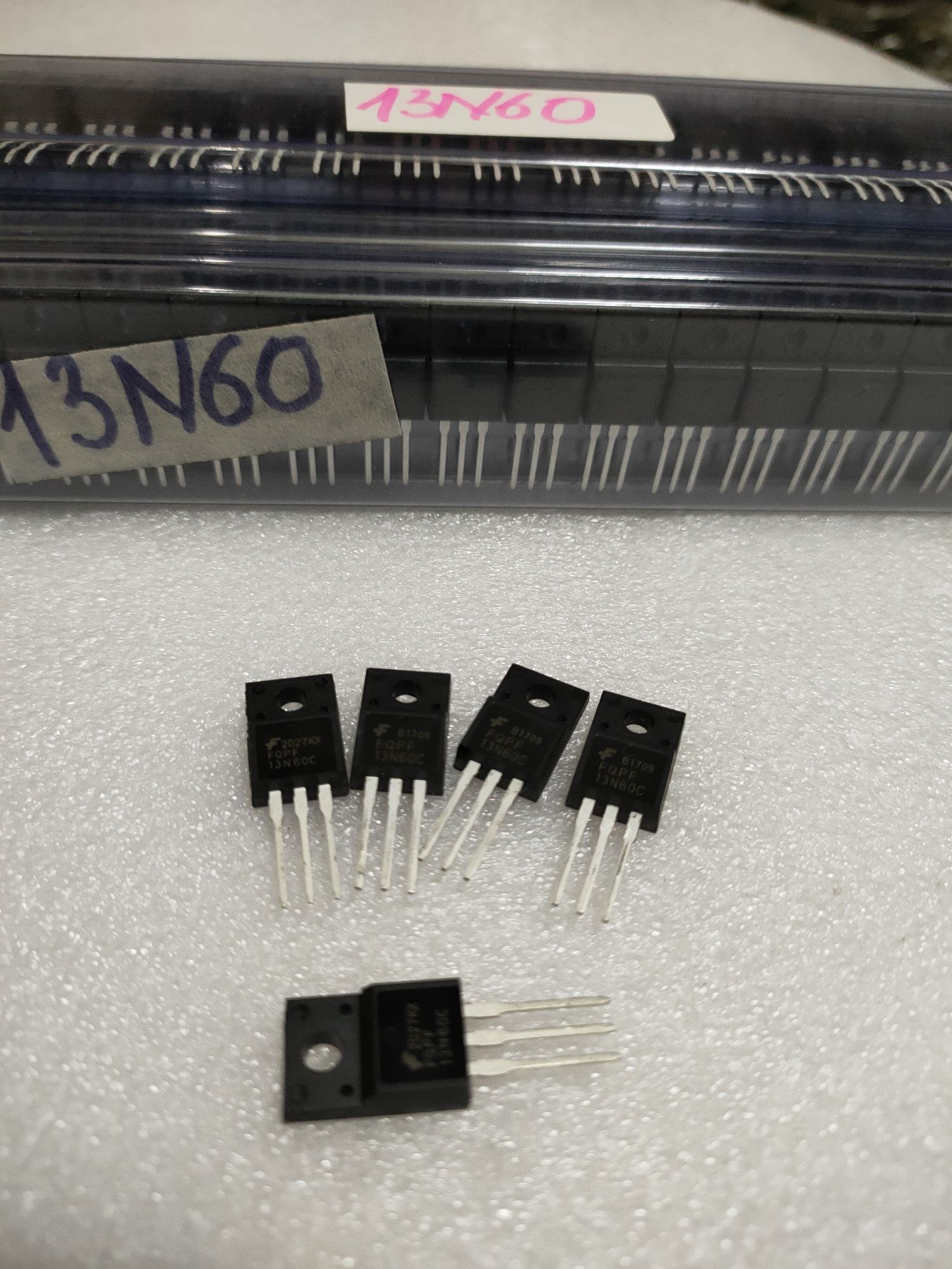 5 Con MOSFET 13N60