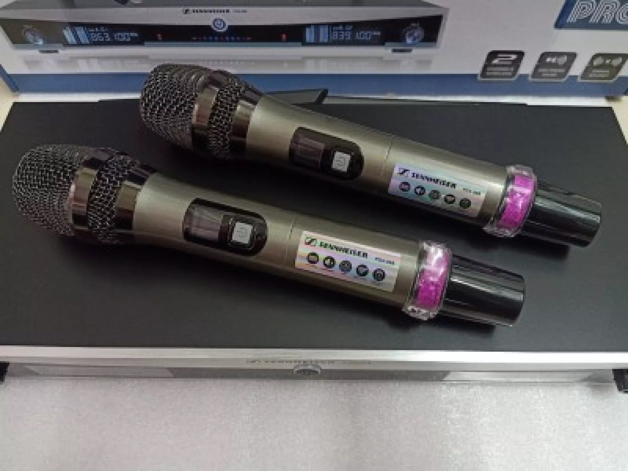 Micro Karaoke Giá Rẻ, Micro Không Dây Sennheiser PGX-898 Cao Cấp, Âm Thanh Nhẹ Nhàng Trong Sáng, Khử Tiếng Ồn Cao, Lọc Âm Tốt, Chống Hú Rít Cực Tốt, Micro Tương Thích Đa Dạng, Màn hình LCD, BH 12 THÁNG