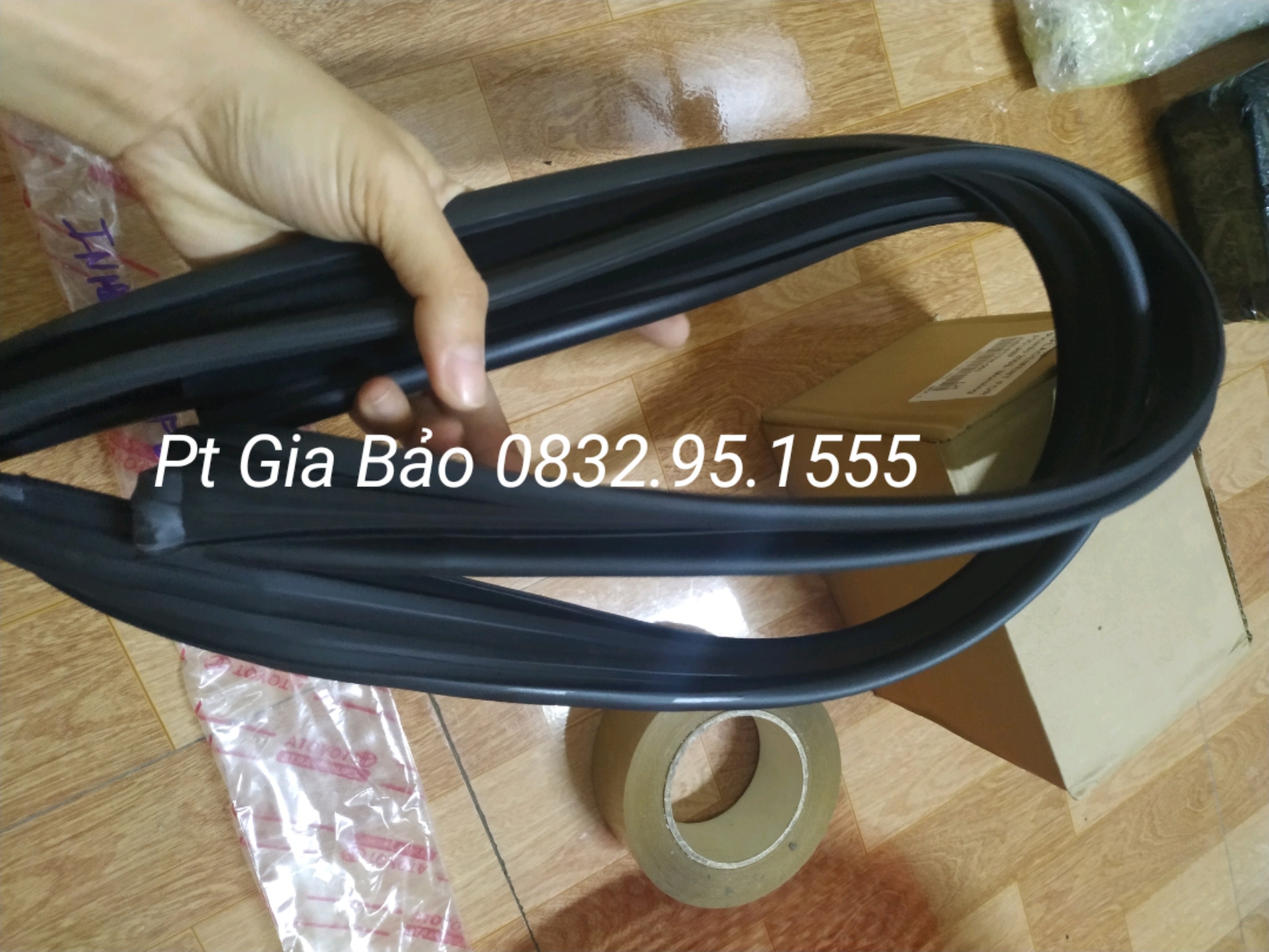 gioăng lên xuống kính Innova 05 - 15 ( giá 1 chiếc , oem )