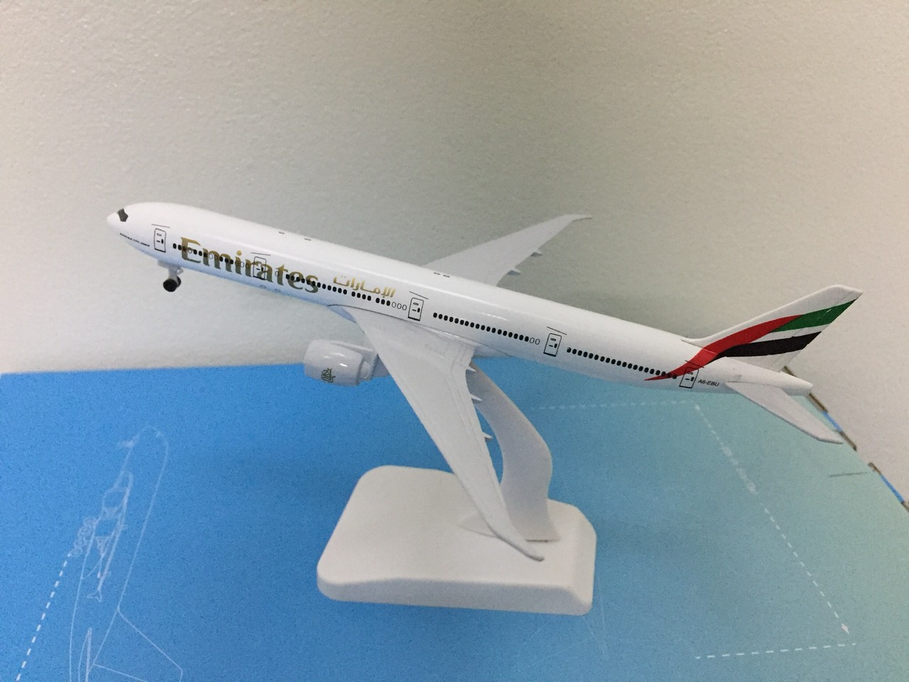 Mô hình máy bay Emirates có bánh xe 20cm