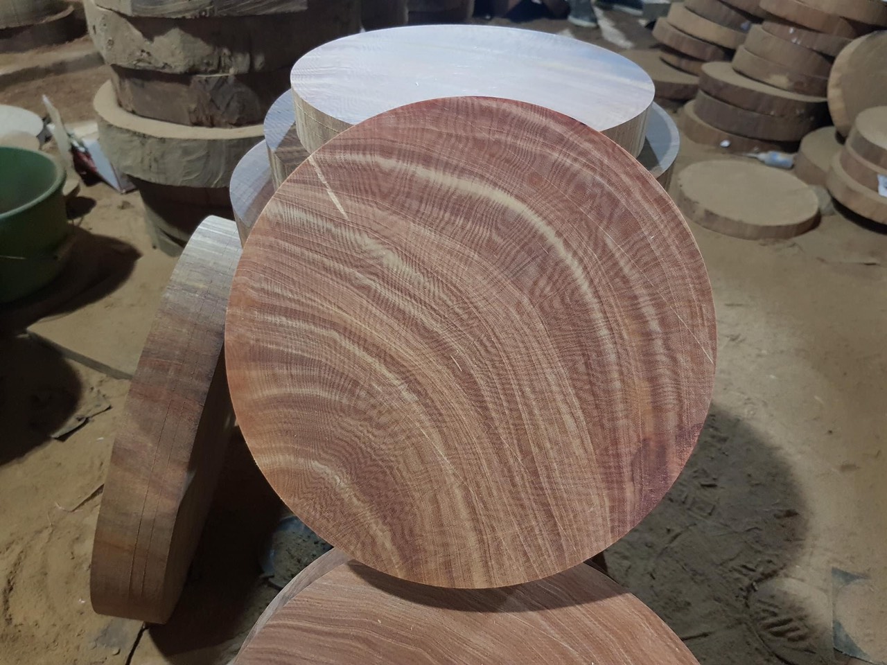 thớt gố nghiến núi đá vùng tây bắc chuẩn 100% đk 24cm