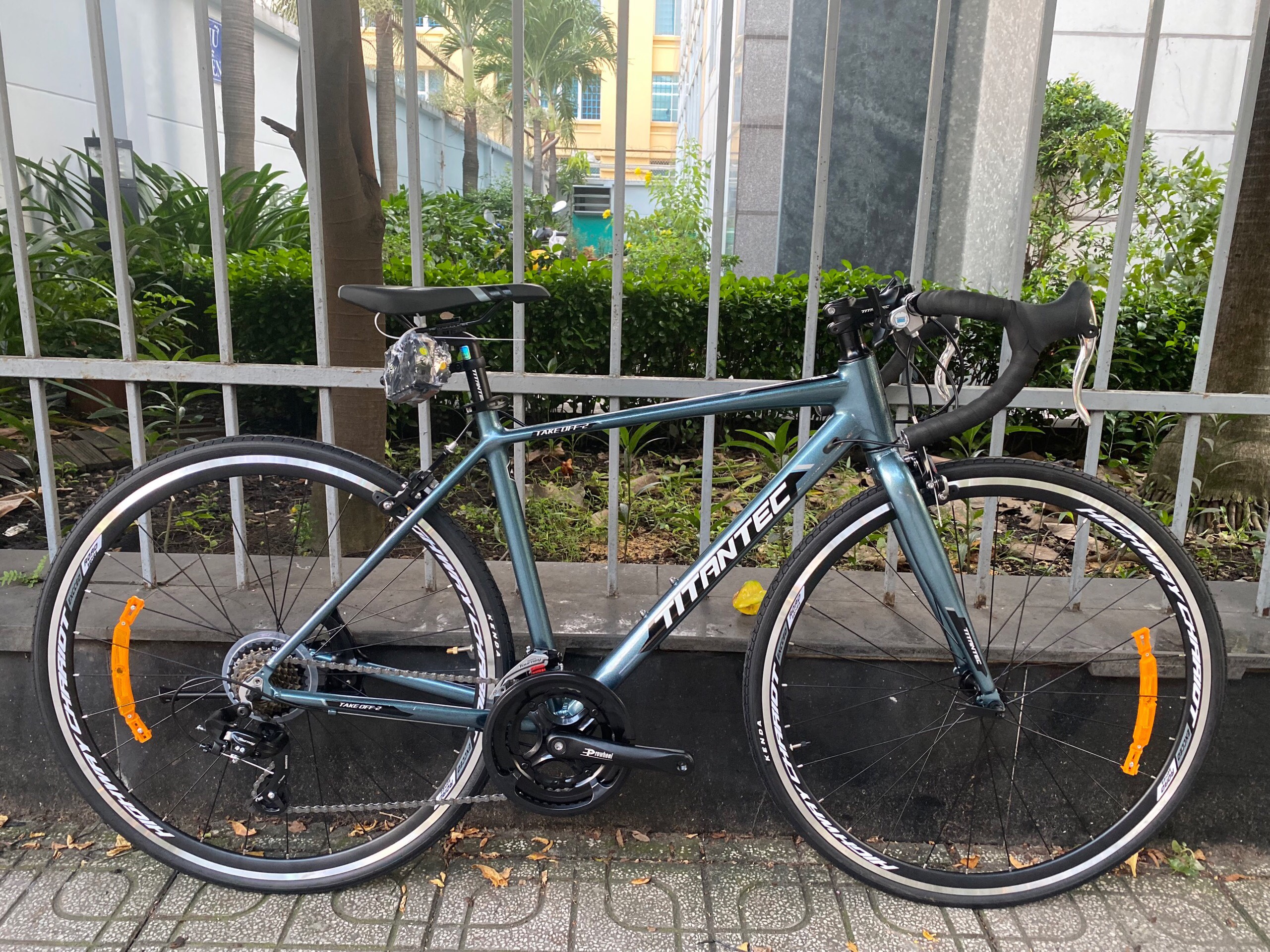 Xe đạp đua cổ cong titantec take off 2 – btánh 700c khung nhôm