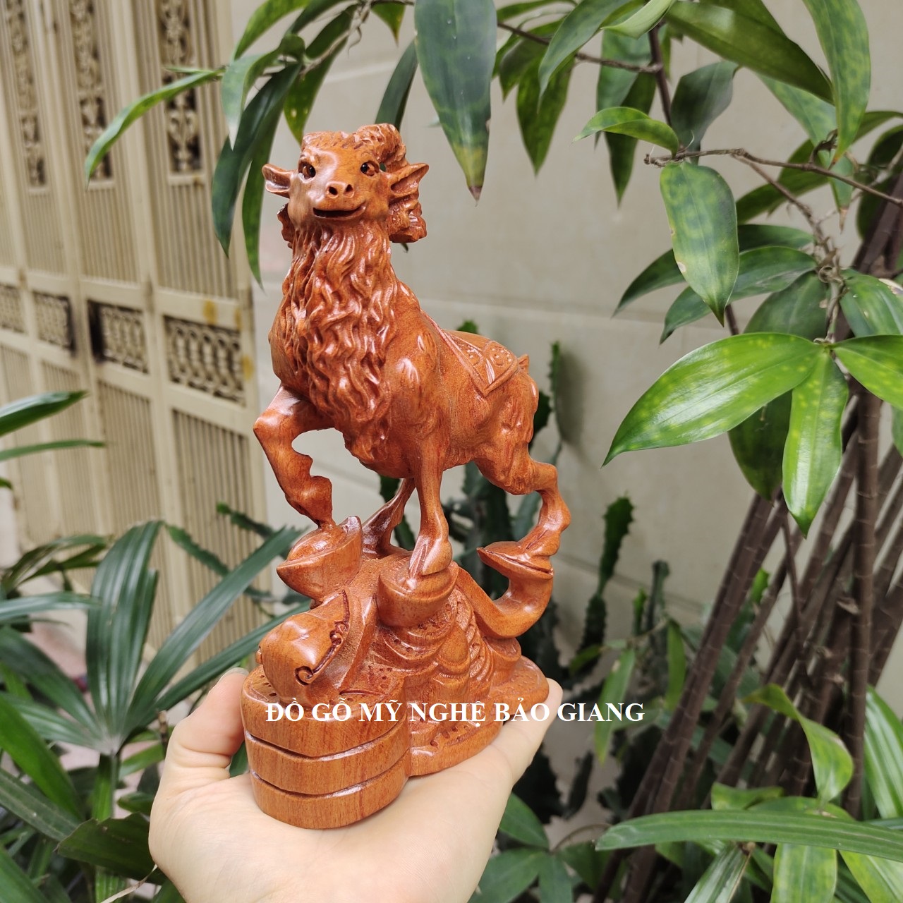 Tượng con dê gỗ hương cao 20 cm mẫu mới
