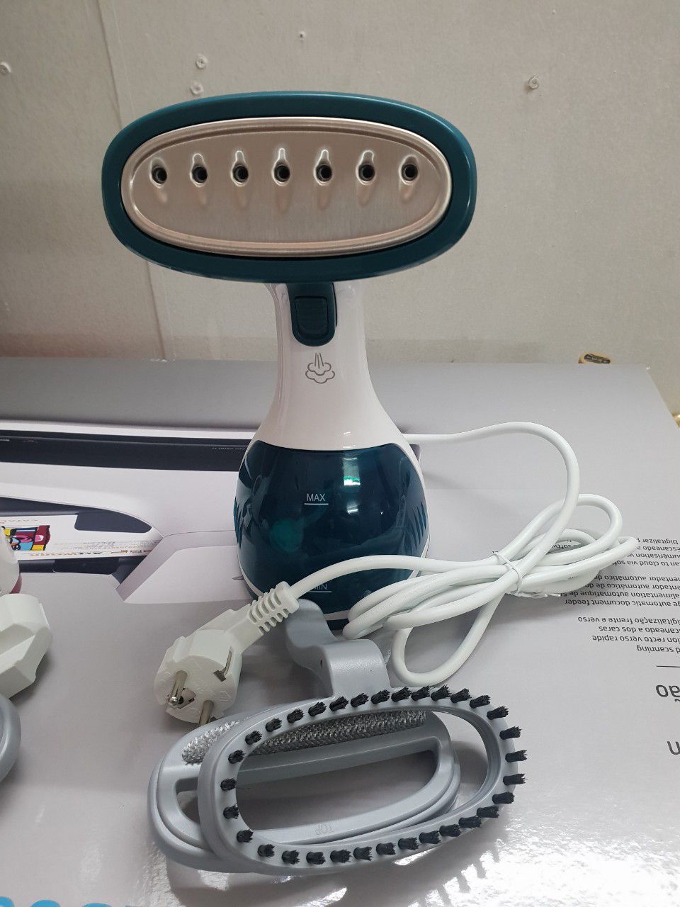 [HCM]BÀN LÀ HƠI NƯỚC CẦM TAY LOCK&LOCK- ENI241