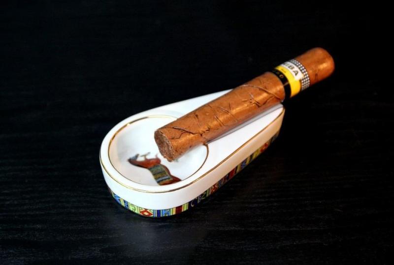 Gạt tàn xì gà cohiba bằng sứ 1 điếu P-100 gồm 3 màu : Đen,Trắng,Vàng (màu Trắng)