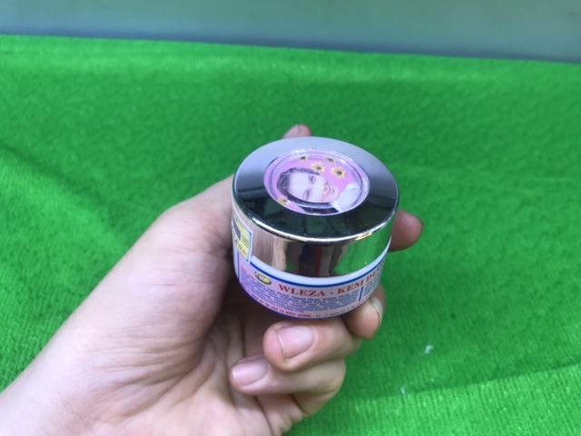1 hủ kem dưỡng trắng da wleza 18g ( hình cô gái )
